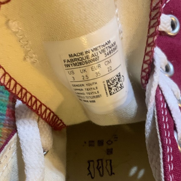 Nearly New Low Top Burgundy Converse!!!! - Picture 4 of 6